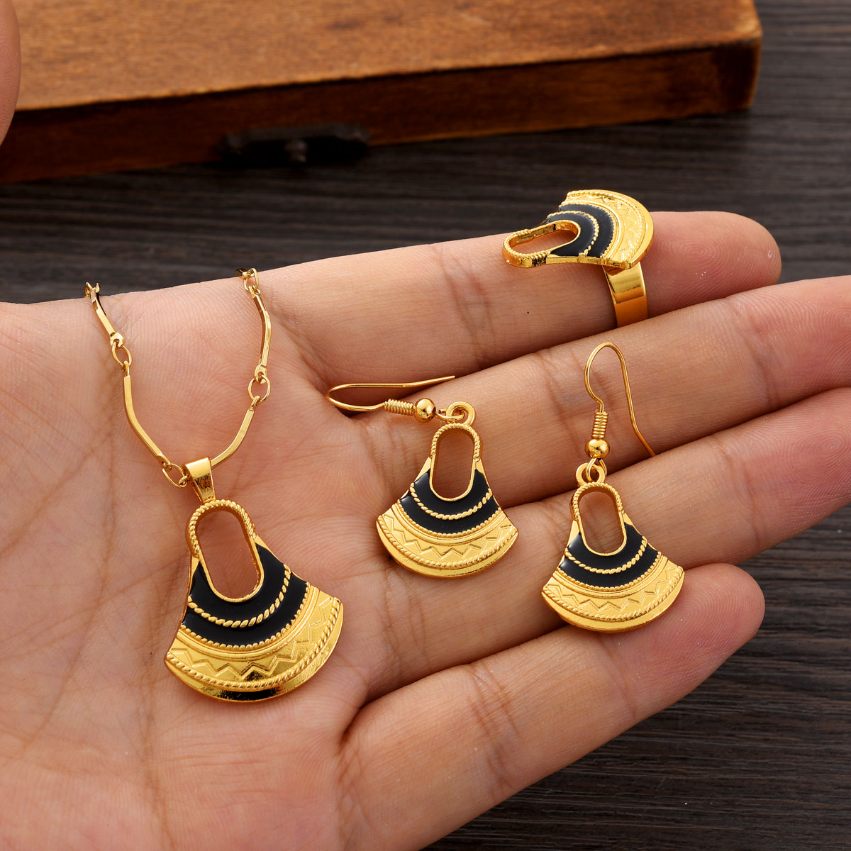 Women Accessories Png - Conjunto de joias em cor dourada